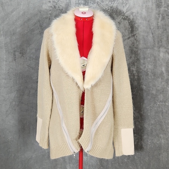 VENUS Sweaters - VENUS cable knit sweater